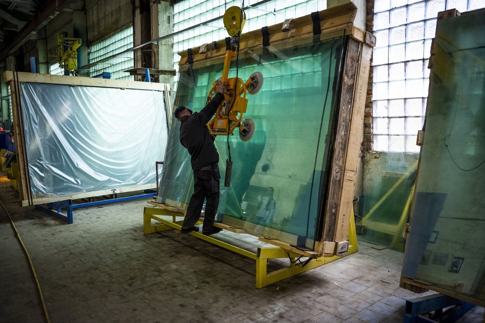 Um trabalhador se prepara para mover um grande painel de vidro na TOV Citrius S, que produz vidro à prova de balas e veículos blindados, na região de Lviv, Ucrânia, em 29 de junho. Foto: Pete Kiehart/Bloomberg Um trabalhador se prepara para mover um grande painel de vidro na TOV Citrius S, que produz vidro à prova de balas e veículos blindados, na região de Lviv, Ucrânia, em 29 de junho. Foto: Pete Kiehart/Bloomberg