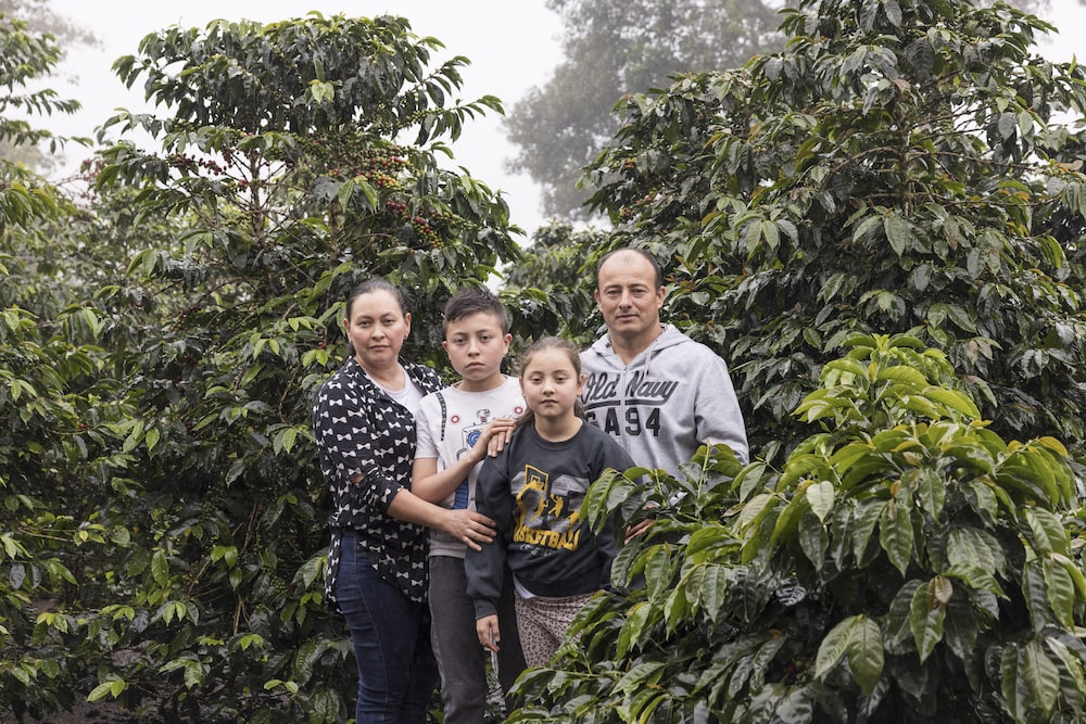Edmy Yojana Correa con su esposo, Andrés, y sus hijos en la finca familiar en San Agustín. Fotógrafo: Fernanda Pineda/Bloomberg. Edmy Yojana Correa con su esposo, Andrés, y sus hijos en la finca familiar en San Agustín. Fotógrafo: Fernanda Pineda/Bloomberg.