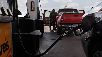 ¿Por qué la gasolina no baja tan rápido tras el desplome del petróleo por la tregua en Irán? ¿Por qué la gasolina no baja tan rápido tras el desplome del petróleo por la tregua en Irán?