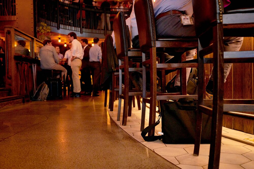 Las promociones de la Hora Feliz entre semana son una táctica de los bares para recuperarse de los moribundos primeros días de la pandemia, cuando las oficinas vacías les privaban de tráfico peatonal y mermaban las ventas. Fotógrafo: Gabby Jones/Bloomberg Las promociones de la Hora Feliz entre semana son una táctica de los bares para recuperarse de los moribundos primeros días de la pandemia, cuando las oficinas vacías les privaban de tráfico peatonal y mermaban las ventas. Fotógrafo: Gabby Jones/Bloomberg