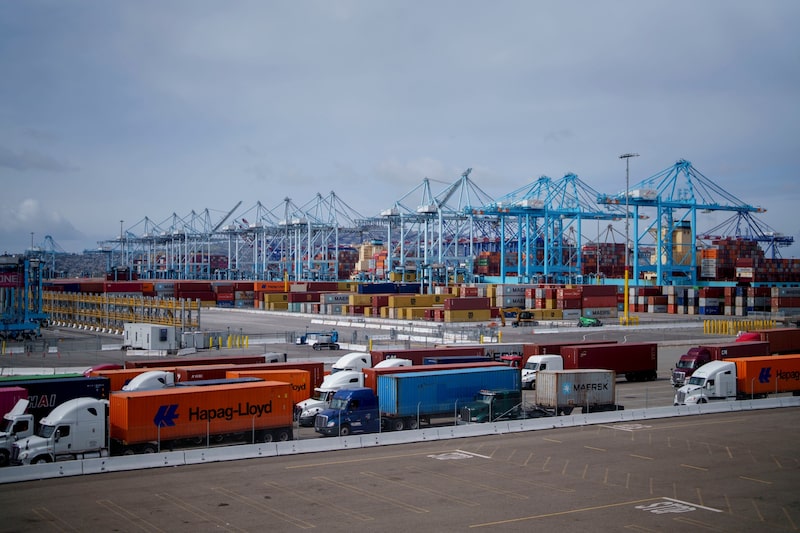 Camiones que transportan contenedores en el puerto de Los Ángeles. Fotógrafo: Eric Thayer/Bloomberg Camiones que transportan contenedores en el puerto de Los Ángeles. Fotógrafo: Eric Thayer/Bloomberg