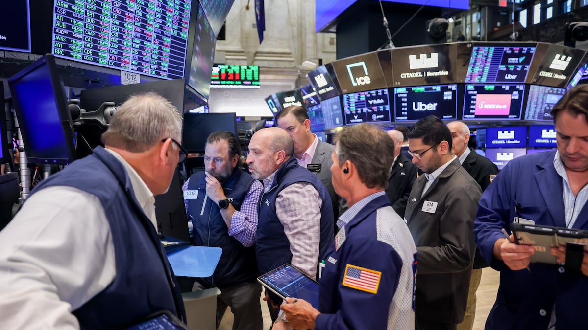 Wall Street avanza tras anuncio del Tesoro de EE.UU. que impulsa los bonos y debilita al dólar