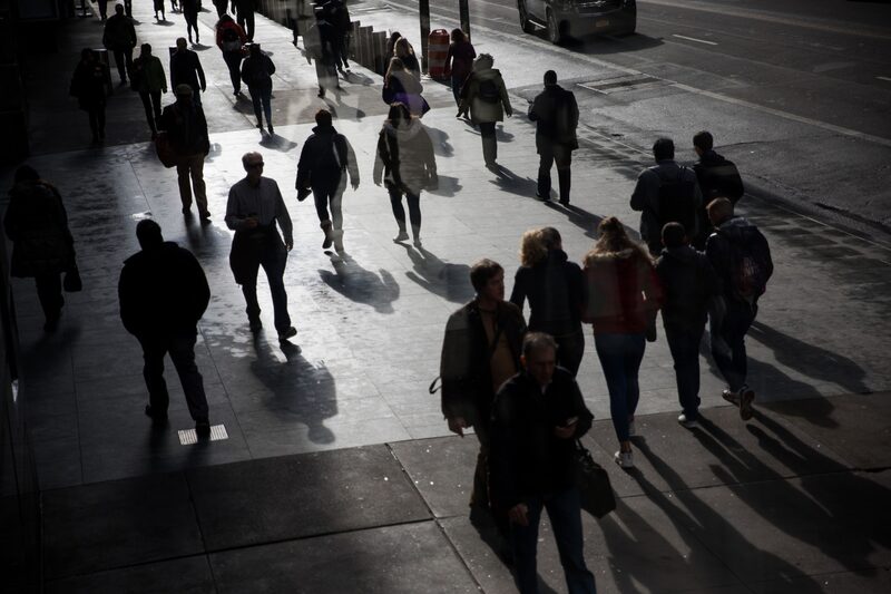 Al menos una cuarta parte de las mujeres sufren acoso sexual en el trabajo en EE.UU., según el Instituto de Investigación de Políticas de la Mujer. Al menos una cuarta parte de las mujeres sufren acoso sexual en el trabajo en EE.UU., según el Instituto de Investigación de Políticas de la Mujer.