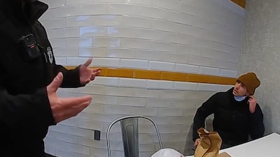 Juez permite como prueba el arma y el cuaderno hallados en la mochila de Mangione Juez permite como prueba el arma y el cuaderno hallados en la mochila de Mangione
