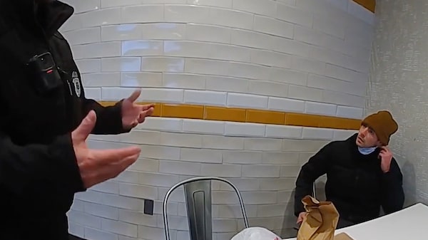 Juez permite como prueba el arma y el cuaderno hallados en la mochila de Mangione Juez permite como prueba el arma y el cuaderno hallados en la mochila de Mangione