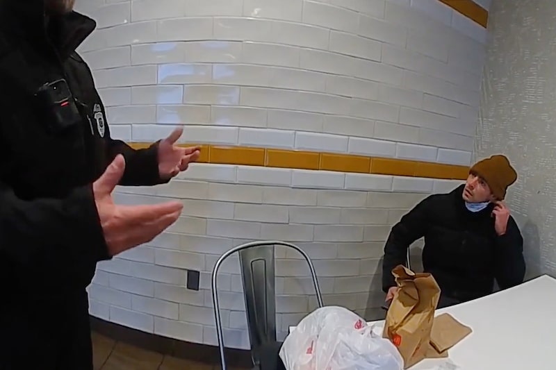 Luigi Mangione habla con la policía en un McDonald’s en Altoona, Pensilvania, en una imagen tomada de un vídeo difundido por la Policía Estatal de Pensilvania el 9 de diciembre de 2024. Luigi Mangione habla con la policía en un McDonald’s en Altoona, Pensilvania, en una imagen tomada de un vídeo difundido por la Policía Estatal de Pensilvania el 9 de diciembre de 2024.