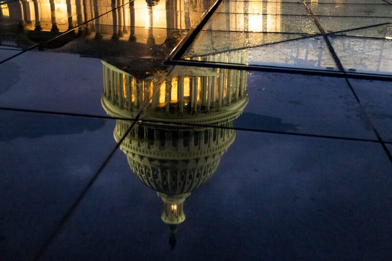 Hasta el viernes, más de 65.000 empleados federales se habían apuntado a la oferta. Hasta el viernes, más de 65.000 empleados federales se habían apuntado a la oferta.