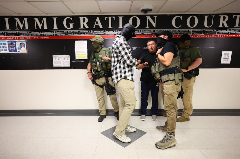 Agentes federales patrullan los pasillos del tribunal de inmigración en el edificio federal Jacob K. Javitz en Nueva York el 6 de agosto. Fotógrafo: Michael M. Santiago/Getty Images. Agentes federales patrullan los pasillos del tribunal de inmigración en el edificio federal Jacob K. Javitz en Nueva York el 6 de agosto. Fotógrafo: Michael M. Santiago/Getty Images.