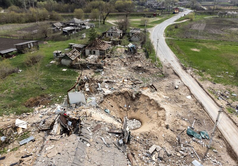 Un cráter y casas destruidas en el pueblo de Yatskivka, en el este de Ucrania, el 16 de abril de 2022. Un cráter y casas destruidas en el pueblo de Yatskivka, en el este de Ucrania, el 16 de abril de 2022.