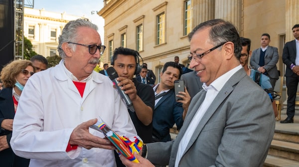 Petro presiona a sector salud en busca de control estatal Petro presiona a sector salud en busca de control estatal