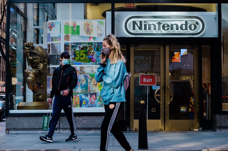 Compradore sale de la tienda de Nintendo Co. en el área de Rockefeller en Nueva York, EE. UU., el viernes 27 de noviembre, 2020. Fotógrafa: Gabriela Bhaskar/Bloomberg Compradore sale de la tienda de Nintendo Co. en el área de Rockefeller en Nueva York, EE. UU., el viernes 27 de noviembre, 2020. Fotógrafa: Gabriela Bhaskar/Bloomberg