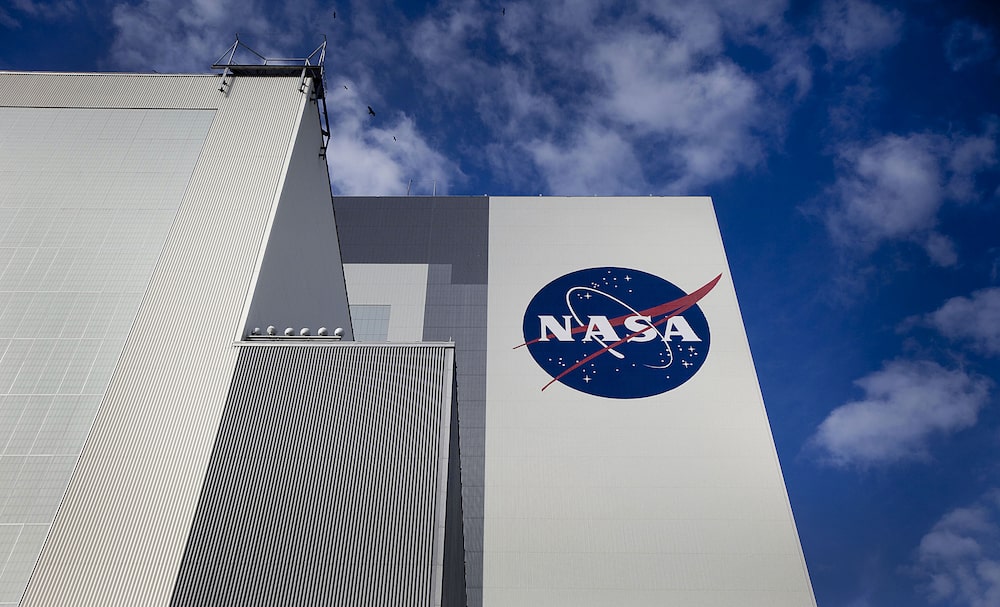 El logotipo de la NASA se encuentra en el exterior del Edificio de Ensamblaje de Vehículos del Centro Espacial Kennedy de la NASA en Cabo Cañaveral, Florida, EE. UU. Fotógrafo: Andrew Harrer/Bloomberg El logotipo de la NASA se encuentra en el exterior del Edificio de Ensamblaje de Vehículos del Centro Espacial Kennedy de la NASA en Cabo Cañaveral, Florida, EE. UU. Fotógrafo: Andrew Harrer/Bloomberg