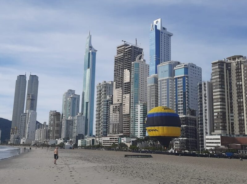 Orla de Balneário Camboriú (SC) em dia de lançamento do Senna Tower Orla de Balneário Camboriú (SC) em dia de lançamento do Senna Tower