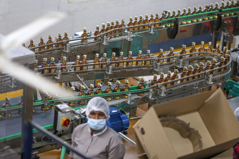 Botellas de whisky viajan sobre cintas transportadoras dentro de una planta embotelladora de Diageo Plc, en Bengaluru, India, el jueves 25 de agosto de 2022. Botellas de whisky viajan sobre cintas transportadoras dentro de una planta embotelladora de Diageo Plc, en Bengaluru, India, el jueves 25 de agosto de 2022.