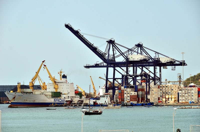 Burocracia y altos costos frenan la atracción de capital extranjero hacia el comercio colombiano. Burocracia y altos costos frenan la atracción de capital extranjero hacia el comercio colombiano.