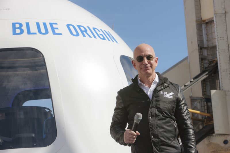 Jeff Bezos se comprometió a dar US$2.000 millones de su propio bolsillo con tal de recibir el contrato. Jeff Bezos se comprometió a dar US$2.000 millones de su propio bolsillo con tal de recibir el contrato.