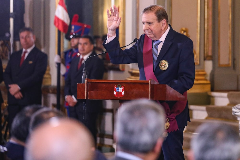 Edmundo Gonzalez Urrutia es condecorado en Perú Edmundo Gonzalez Urrutia es condecorado en Perú