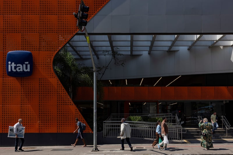 Una sucursal del banco Itaú en el distrito financiero de São Paulo. Fotógrafo: Victor Moriyama/Bloomberg. Una sucursal del banco Itaú en el distrito financiero de São Paulo. Fotógrafo: Victor Moriyama/Bloomberg.