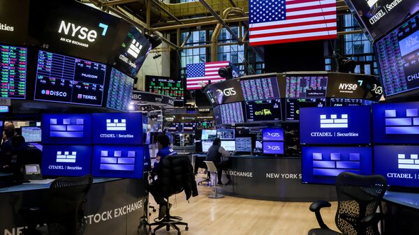 Dow marca nuevo récord histórico, mientras el Nasdaq cae por corrección en acciones de IA Dow marca nuevo récord histórico, mientras el Nasdaq cae por corrección en acciones de IA