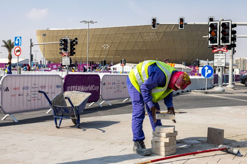Un obrero trabaja en el exterior de un estadio en Lusail, Doha, en noviembre de 2018. Un obrero trabaja en el exterior de un estadio en Lusail, Doha, en noviembre de 2018.