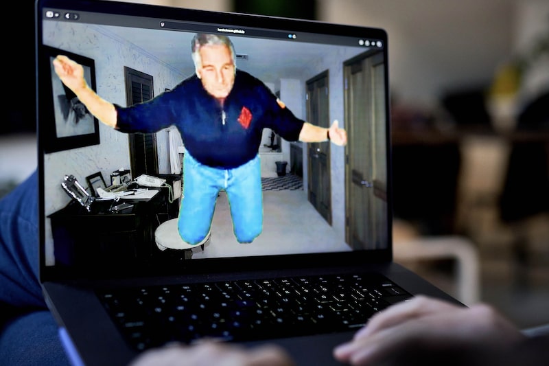 En el juego, los participantes fingen ser víctimas de agresiones sexuales atrapadas en la tristemente célebre isla del difunto financiero Jeffrey Epstein En el juego, los participantes fingen ser víctimas de agresiones sexuales atrapadas en la tristemente célebre isla del difunto financiero Jeffrey Epstein