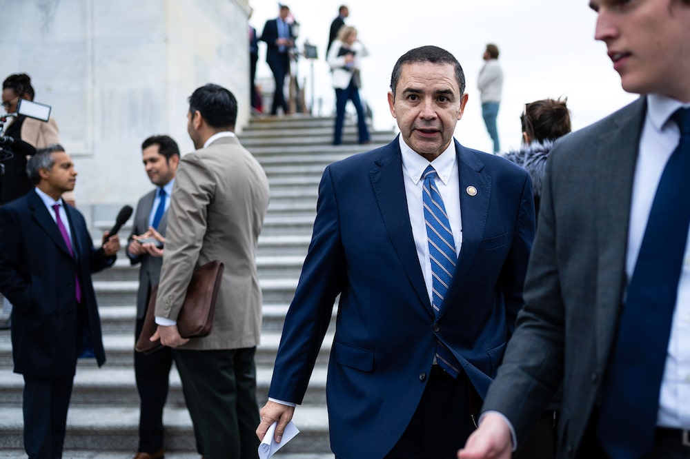 El representante Henry Cuellar, demócrata por Texas, sale del Capitolio de los Estados Unidos en Washington D. C. el jueves 18 de diciembre de 2025. Foto: Graeme Sloan/Bloomberg via Getty Images El representante Henry Cuellar, demócrata por Texas, sale del Capitolio de los Estados Unidos en Washington D. C. el jueves 18 de diciembre de 2025. Foto: Graeme Sloan/Bloomberg via Getty Images