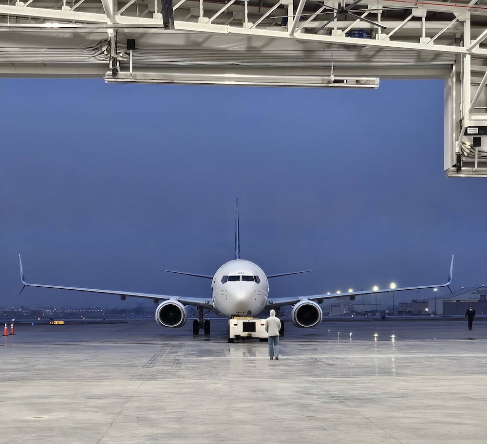 El equipo de mantenimiento, reparación y revisión (MRO) de fuselajes de AAR en Oklahoma City. El equipo de mantenimiento, reparación y revisión (MRO) de fuselajes de AAR en Oklahoma City.