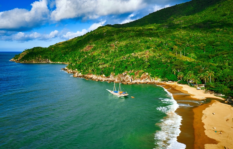 Praia do Jabaquara, em Ilhabela, litoral norte de São Paulo, um dos principais destinos dos paulistanos para curtir as águas do oceano Atlântico Praia do Jabaquara, em Ilhabela, litoral norte de São Paulo, um dos principais destinos dos paulistanos para curtir as águas do oceano Atlântico