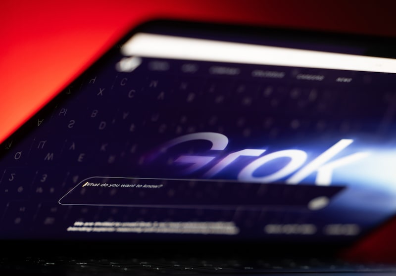 Grok falla en sus filtros y genera imágenes sexualizadas de menores. Grok falla en sus filtros y genera imágenes sexualizadas de menores.