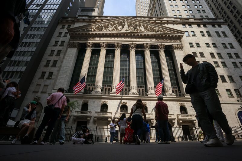 Traders At The New York Stock Exchange As Stocks Trim Declines With Oil Traders On Edge Traders At The New York Stock Exchange As Stocks Trim Declines With Oil Traders On Edge