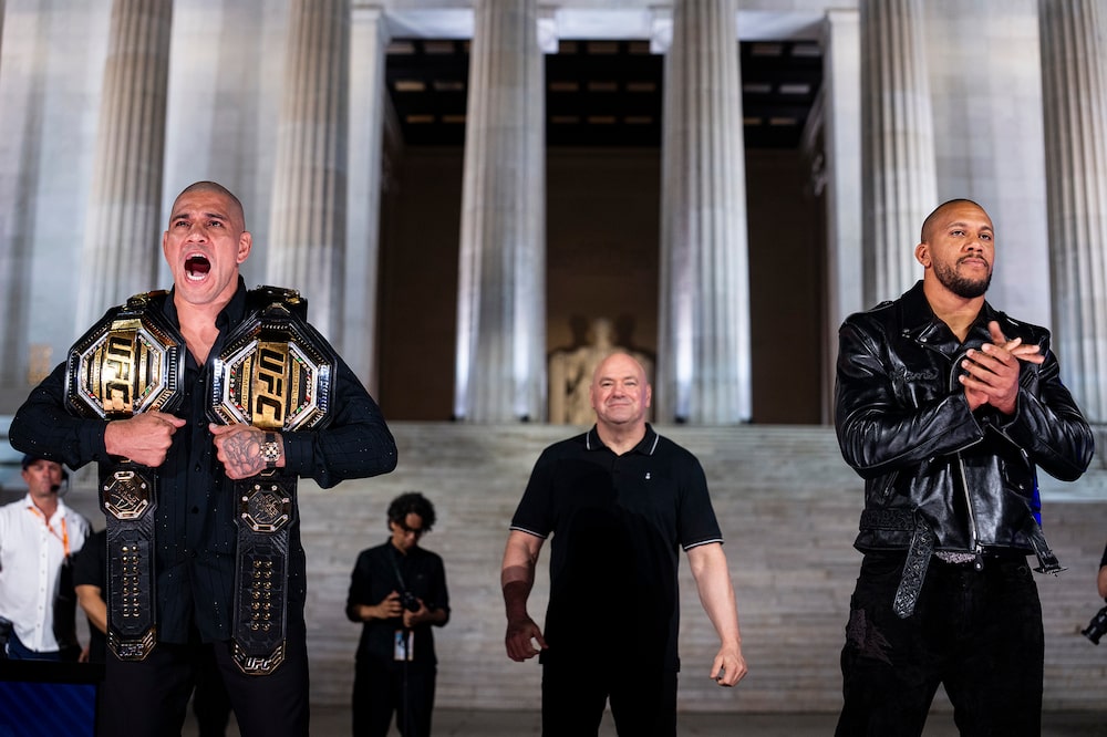 Los luchadores de la Ultimate Fighting Championship Alex Pereira y Ciryl Gane se enfrentan durante una rueda de prensa en el Monumento a Lincoln, antes del próximo combate UFC Freedom 250 que tendrá lugar en el Jardín Sur de la Casa Blanca el 12 de junio de 2026. Fotógrafo: Al Drago/Getty Images Los luchadores de la Ultimate Fighting Championship Alex Pereira y Ciryl Gane se enfrentan durante una rueda de prensa en el Monumento a Lincoln, antes del próximo combate UFC Freedom 250 que tendrá lugar en el Jardín Sur de la Casa Blanca el 12 de junio de 2026. Fotógrafo: Al Drago/Getty Images