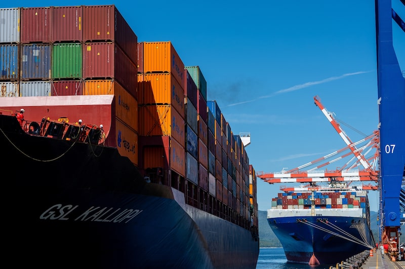 En la imagen, buques con contenedores. En la imagen, buques con contenedores.