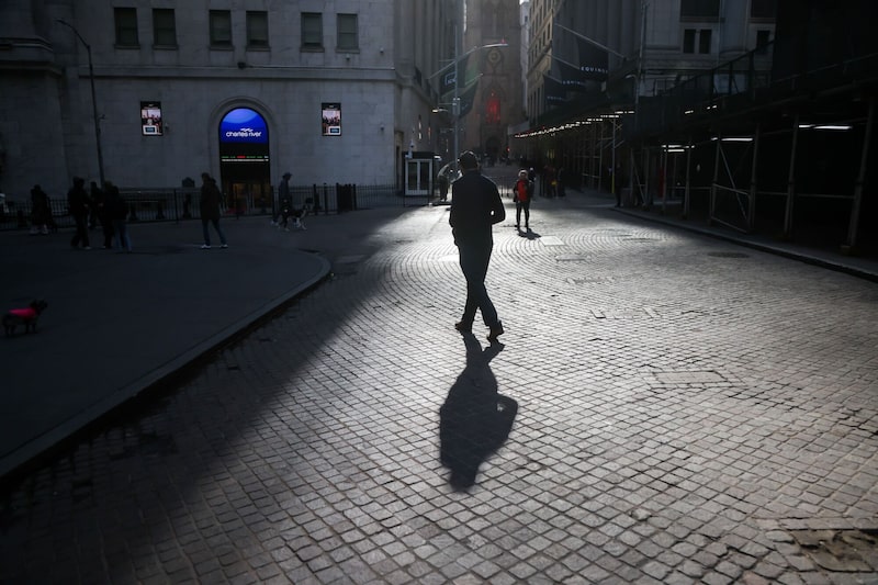 Pedestres passam em frente à Bolsa de Nova York (NYSE), em Wall Street (Foto: Michael Nagle/Bloomberg) Pedestres passam em frente à Bolsa de Nova York (NYSE), em Wall Street (Foto: Michael Nagle/Bloomberg)