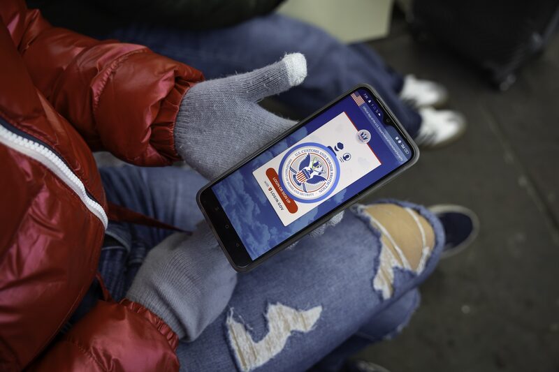 Un inmigrante de Venezuela intenta acceder a la aplicación CBP One en Nogales, México, el 21 de enero. Un inmigrante de Venezuela intenta acceder a la aplicación CBP One en Nogales, México, el 21 de enero.