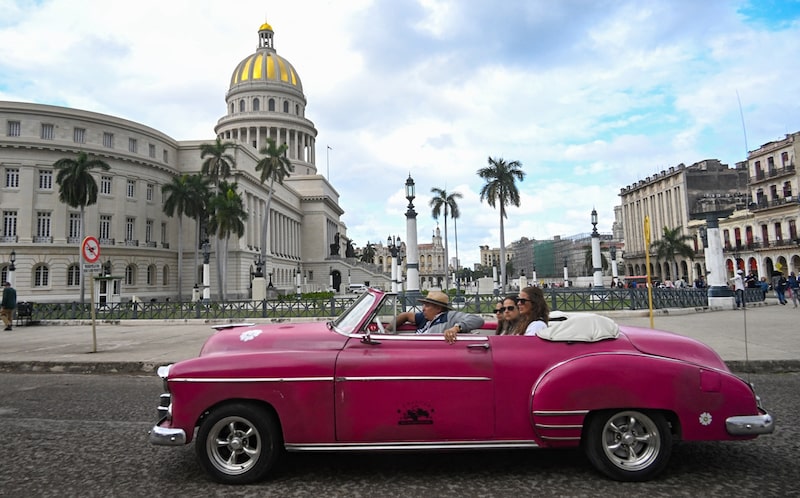 Turistas viajan en un auto estadounidense antiguo que se usa como taxi en La Habana en febrero. Foto: Yamil Lage/AFP/Getty Images Turistas viajan en un auto estadounidense antiguo que se usa como taxi en La Habana en febrero. Foto: Yamil Lage/AFP/Getty Images