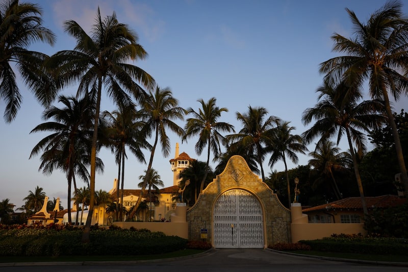 La entrada a Mar-A-Lago en Palm Beach, Florida, EE. UU. La entrada a Mar-A-Lago en Palm Beach, Florida, EE. UU.