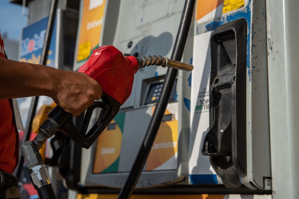 Un trabajador sostiene la boquilla de un surtidor de gasolina en una estación de servicio Primax en Cali, Colombia. Un trabajador sostiene la boquilla de un surtidor de gasolina en una estación de servicio Primax en Cali, Colombia.