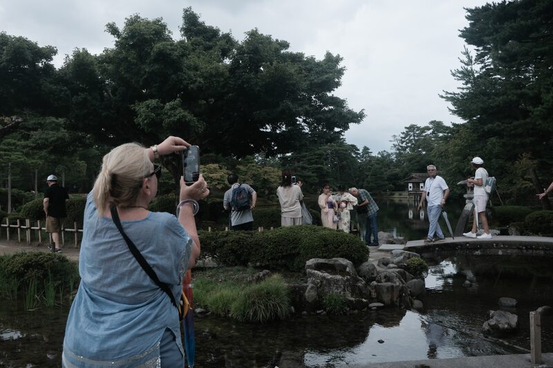 Turista fotografando parque Turista fotografando parque