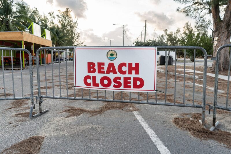 Un letrero de "Playa Cerrada" en una barricada en Nassau, Bahamas, en abril de 2020. Un letrero de "Playa Cerrada" en una barricada en Nassau, Bahamas, en abril de 2020.