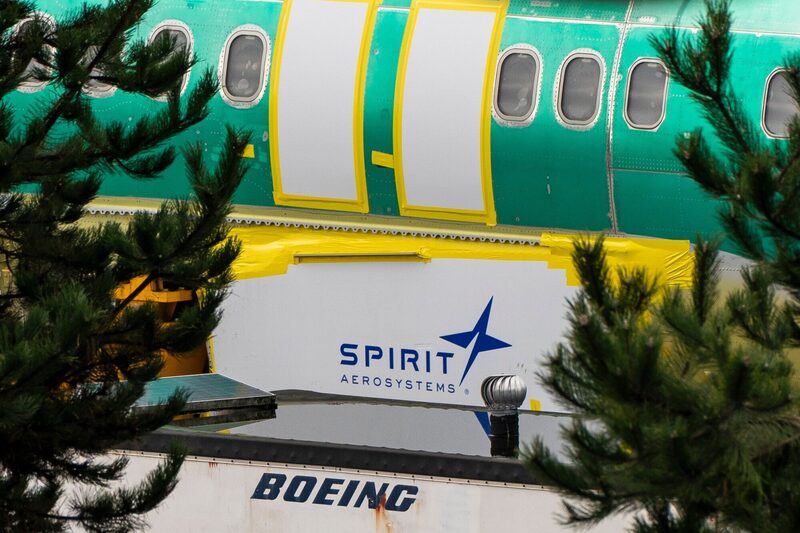 El logotipo de Spirit AeroSystems se ve cerca del fuselaje de un avión Boeing 737 Max 8 fuera de la planta de fabricación de la compañía en Renton, Washington, EE.UU., el domingo 7 de enero de 2024. El logotipo de Spirit AeroSystems se ve cerca del fuselaje de un avión Boeing 737 Max 8 fuera de la planta de fabricación de la compañía en Renton, Washington, EE.UU., el domingo 7 de enero de 2024.