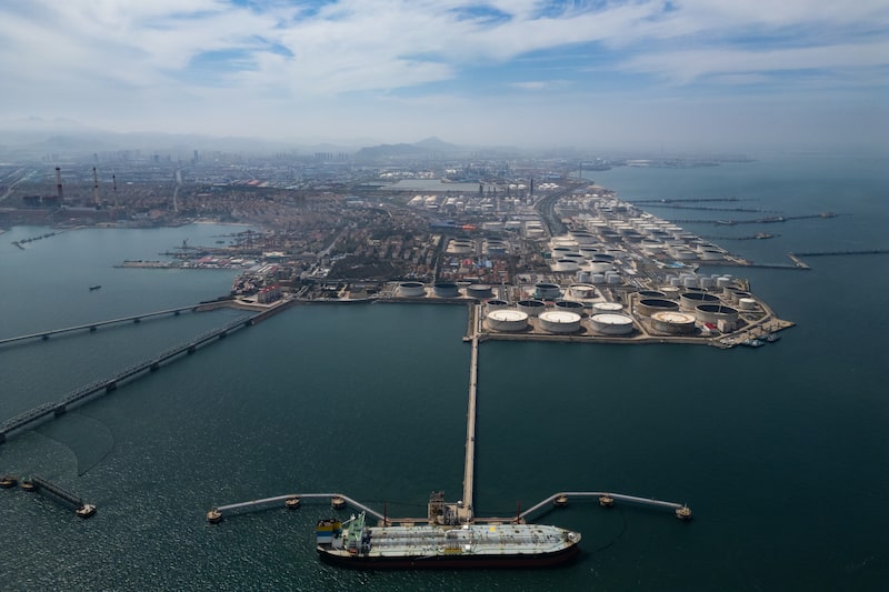 Una combinación de exportaciones récord de EE.UU., una brusca e inesperada ralentización de la demanda china y un goteo constante de crudo que sigue abriéndose paso a través del estrecho han contribuido a absorber gran parte del impacto de la pérdida de más de 10 millones de barriles diarios de suministro de Oriente Medio. Una combinación de exportaciones récord de EE.UU., una brusca e inesperada ralentización de la demanda china y un goteo constante de crudo que sigue abriéndose paso a través del estrecho han contribuido a absorber gran parte del impacto de la pérdida de más de 10 millones de barriles diarios de suministro de Oriente Medio.