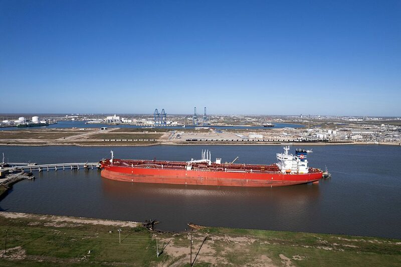 Una foto aérea muestra el petrolero Nave Photon, que transporta un cargamento de petróleo venezolano, atracado en Freeport, Texas, el 16 de enero de 2026. Una foto aérea muestra el petrolero Nave Photon, que transporta un cargamento de petróleo venezolano, atracado en Freeport, Texas, el 16 de enero de 2026.