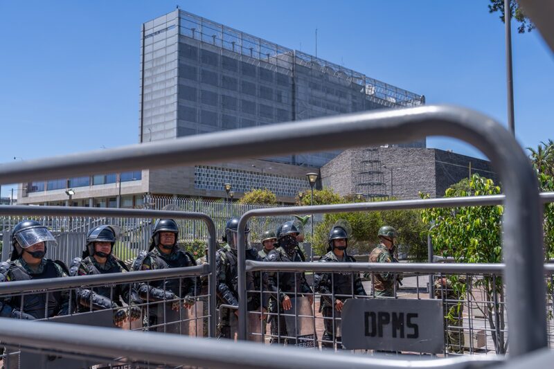 Miembros del Ejército ecuatoriano tras el cierre del edificio de la Asamblea Nacional en Quito, Ecuador, el miércoles 17 de mayo de 2023. Fotógrafo: Misah Vallejo/Bloomberg Miembros del Ejército ecuatoriano tras el cierre del edificio de la Asamblea Nacional en Quito, Ecuador, el miércoles 17 de mayo de 2023. Fotógrafo: Misah Vallejo/Bloomberg