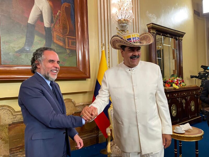 Armando Benedetti, embajador de Colombia en Venezuela, y Nicolás Maduro. Armando Benedetti, embajador de Colombia en Venezuela, y Nicolás Maduro.