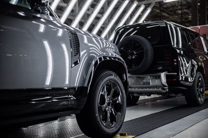 A Jaguar Land Rover vem enfrentando desafios, como tarifas nos EUA e críticas sobre sua transformação para uma marca elétrica. A Jaguar Land Rover vem enfrentando desafios, como tarifas nos EUA e críticas sobre sua transformação para uma marca elétrica.