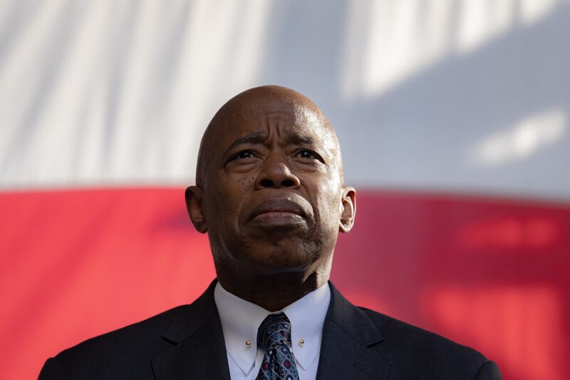 Tras hacerse pública la noticia de su imputación, el alcalde de Nueva York, Eric Adams, dejó claro que su postura no había cambiado. Tras hacerse pública la noticia de su imputación, el alcalde de Nueva York, Eric Adams, dejó claro que su postura no había cambiado.