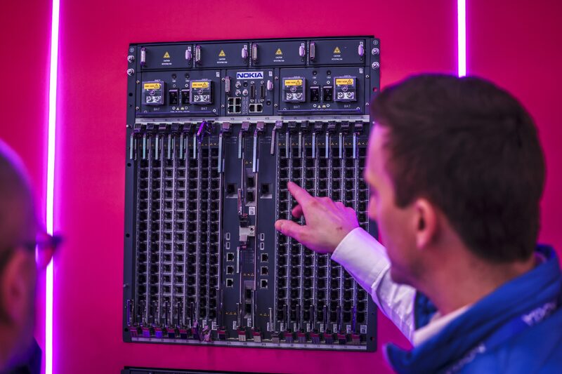 Nokia recorta su previsión de beneficios por la debilidad del dólar y los aranceles. Nokia recorta su previsión de beneficios por la debilidad del dólar y los aranceles.