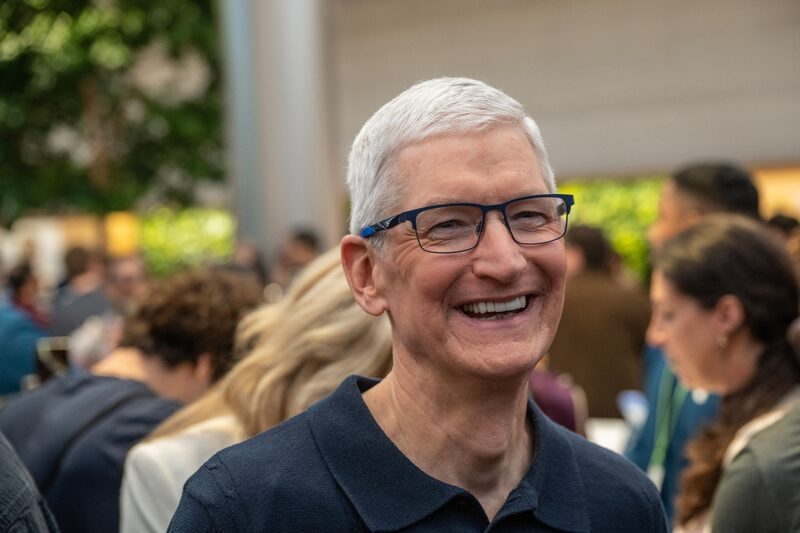 Tim Cook, CEO de Apple Inc., se unió el lunes a más de 20 líderes corporativos en conversaciones con el primer ministro de China. Tim Cook, CEO de Apple Inc., se unió el lunes a más de 20 líderes corporativos en conversaciones con el primer ministro de China.