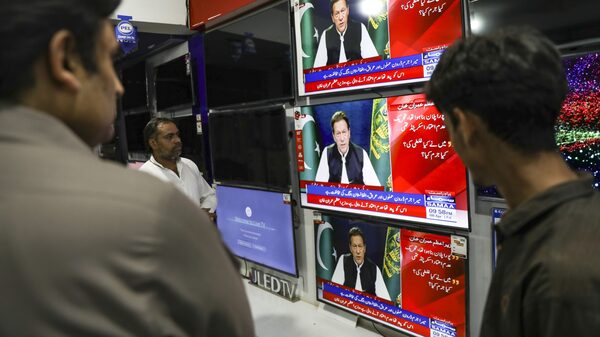 Imran Khan, primer ministro paquistaní, es destituido del poder Imran Khan, primer ministro paquistaní, es destituido del poder