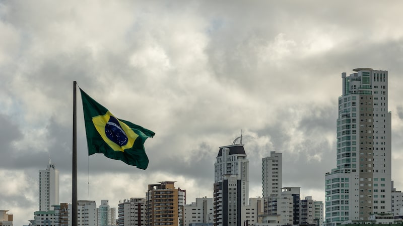 Oxford Economics identifica ‘buracos fiscais’ e alerta para riscos de dívida no Brasil Oxford Economics identifica ‘buracos fiscais’ e alerta para riscos de dívida no Brasil
